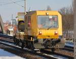 SKL 26 vom Hersteller Gleisbaumechanik Brandenburg der DB in eiliger Fahrt Richtung Berliner Innenstadt, 05.01.11 Berlin-Pankow. 