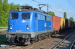 EGP 140 857-4 mit einem schwach ausgelastetem Containerzug am 13.05.16 Durchfahrt Bhf.