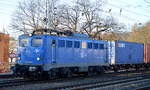 Herrlich blau leuchtend in der tiefen Sonne kam die EGP 140 876-4 mit einem langen Containerzug Richtung Königs Wusterhausen durch Berlin-Grünau am 29.11.16 