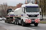MAN TGX 25.480 mit Goldhofer Ladebr�ckenauflieger und einem VOLVO Raupenbagger als Transportgut der Baufirma EUROVIA am 12.04.12 Berlin-Beusselbr�cke.