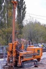 Auf dieser Maschine mit Kettenantrieb steht KAMPFMITTELR�UMUNG, jetzt allerdings im Einsatz als Bohrsystem f�r die Baufirma KEMMER beim Neubau eines Fahrstuhlzugangs am S-Bhf.