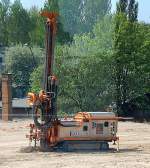 Ehemaliges Raupenfahrzeug zur Kampfmittelr�umung mit der Bezeichnung KB 20 jetzt als Trageger�t f�r ein Bohrsystem der Baufirma KEMMER, 23.04.11 Gro�baustelle Berlin-Ostkreuz (Bild aus dem S-Bahnfenster heraus).