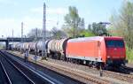 HGK 2005/145-CL 015 (145 093-1) mit Kesselwagenzug Richtung Nordosten am 15.04.14 Berlin-Springpfuhl.