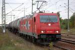 HGK 2064/185 606-1 (91 80 6185 606-1 D-HGK) mit Kesselwagenganzzug f�hrt zum Kurzhalt im Bhf.