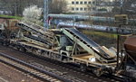 Jeder HHPI Förderbandzug hat diesen Spezialwagen mit ausschwenkbaren Förderbandteil und einem Streutrichter im Mittelpunkt des Wagen, Wagen-Gattung Uaks am 05.04.16 Berlin-Springpfuhl.