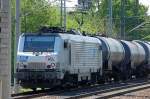 Noch mal aus der N�he die akiem Leasinglok 37025, die f�r HSL LOGISTIK seit 08/2011 im Einsatz ist, hier am 02.05.12 mit Kesselwagenzug, Berlin-Blankenburg.