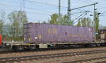 Schweizer Containertragwagen vom Einsteller HUPAC mit der Nr. 33 RIV 85 CH-HUPAC 4576 590-5 Sgnss mit  45´ECS Container beladen am 21.04.17 Bf. Flughafen Berlin Schönefeld.