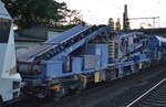 Containertragwagen mit dem Förderband des Schüttgutförderbandzuges der hvle mit der Nr.