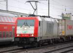 Noch mal aus der N�he, ITL 185 598-0 (91 80 6185 598-0 D-VC) mit Containerzug, 08.11.10 Bhf.