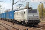 Die von ITL angemietete franz�sische CBRail Lok E 37 527 (91 87 0037 527-5 F-CBR, Alstom Bj.2009) mit Containerganzzug  Blaue Wand  am 16.04.11 Bhf.