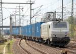 Hier noch mal die angemietete CBRail Lok der ITL E 37 527 (91 87 0037 527-5 F-CBR) mit Containerganzzug  balue Wand  am 16.04.11 Bhf.