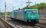 ITL 185 633-5 hat ITL 185 611-1 am Haken, 22.05.15 Berlin-Blankenburg Richtung Innenstadt.