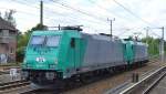 ITL 185 633-5 hat ITL 185 611-1 am Haken, 22.05.15 Berlin-Blankenburg Richtung Innenstadt.