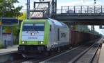 Captrain/ITL 285 117-9 mit einem Ganzzug offener G�terwagen am 15.06.15 Berlin-Hohensch�nhausen.