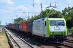 Captrain/ITL 185 543-6 mit Containerzug am 30.06.15 Berlin-Hirschgarten.