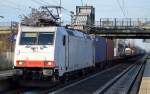 Noch einmal bei Sonne, die neue in der ITL-Flotte, 185 579-0 mit Containerzug am 14.01.16 Berlin-Hohenschönhausen.