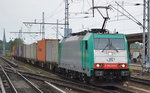 ITL mit der polnischen E 186 245-7 (91 51 5270 005-9 PL-ITL) und Containerzug am 18.05.16 Durchfahrt Bf.