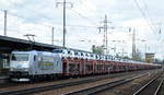 ITL mit 185 548-5 und langem PKW-Transportzug mit fabrikneuen VW Nutzfahrzeugen am 26.04.16 Durchfahrt Bhf.
