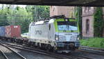Captrain/ITL 193 893-5  [NVR-Number: 91 80 6193 893-5 D-ITL, Siemens Bj.2015]  und Containerzug am 20.06.17 Einfahrt Hamburger Hafen im Bf.
