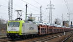 Captrain/OTL 145 095-6 mit PKW-Tranportzug (fabrikneue VW Nutzfahrzeuge aus polnischer Produktion) am 15.02.18 Bf. Flughafen Berlin-Schönefeld.