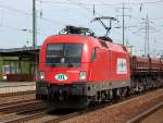 �BB Taurus als ITL-Leasinglok 1116 238-5 (Siemens, Bj.2004)am 09.05.09 mit Schotterwagen bei der Durchfahrt im Bhf.