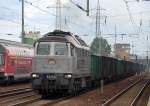 ITL W 232.03 mit einem Ganzzug tschechisch/slowakischer/deutscher offener G�terwagen bei der Durchfahrt im Bhf.