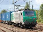 F�r ITL im Einsatz SNCF/FRET 437026 mit dem regelm��ig Samstag-Mittag verkehrenden Containerzug (Blaue Wand) bei der Einfahrt zum Kurzhalt im Bhf.