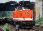 LOCON 202 (201 222-7) mit einigen Drehgestell-Flachwagen bei der Durchfahrt im S-Bhf.