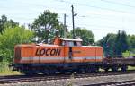 LOCON 207 (212 358-6) mit einigen Drehgestell-Flachwagen mit Bauschutt beladen am 18.07.14 Berlin-Blankenburg.