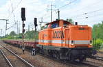 LOCON 208/212 357-8 mit einigen Drehgestell-Flachwagen mit altem Sleisschotter am 13.07.16 Bf.
