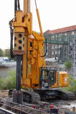 Die Baufirma MAX B�GL mit einem eigenem Drehbohrsystem vom Hersteller DELMAG Typ RH22 am 05.10.09 Gro�baustelle Neubau der Spnadauer Damm Br�cke in Berlin.