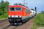 MEG 710 (155 059-9) mit einem Ganzzug Zementstaubwagen am 20.06.15 Durchfahrt Bhf.