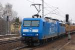 PRESS 145 030-7 hat 140 037-1 und Holzzug am Haken Richtung Berlin-Spandau, 10.04.13 Berlin-Jungfernheide.