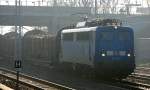 PRESS 140 037-1 mit Holzzug Richtung Nordosten am 13.12.13 Berlin-Springpfuhl.