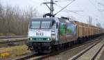 Farbtupfer bei grau in grauem Wetter, PRESS 145 023-6 (145 083-2) mit ihrer neuen Folienbeklebung und Holzhackschnitzel-Containerzug Richtung Karower Kreuz Berlin am 21.01.15