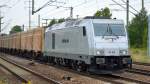 Die in Belgien zugelassene TRAXX F140 DE (92 88 0076 109-2 B-BTK) Mietlok f�r Raildox unterwegs mit Holzhackschitzel-Containerzug am 07.08.14 Durchfahrt Bhf.