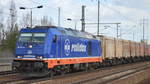Raildox 76 110-0 mit einem innofreigt Containerzug mit frischem Holz-Hackschnitzel am 15.03.17 Durchfahrt Bf, Flughafen Berlin-Schönefeld.