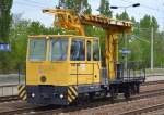 Ein Mehrzweck-Gleisarbeitsfahrzeug MZA 640 (Bj.1987 gebaut beim FEW Blankenburg) jetzt zur Fahrzeugflotte von Railsystems RP GmbH gehörend bei der Durchfahrt Bhf.