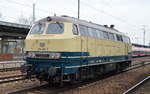 Die schön anzusehende Railsystems RP blau-beige 218 480-2 (9280 1 218 480-2 D-RPRS) am 17.02.18 Bf. Flughafen Berlin-Schönefeld.