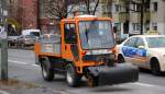 Kommunalfahrzeug vom Hersteller LADOG Typ? mit Kehrb�rstenaufsatz der Fa.
