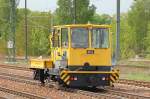 Noch mal aus anderer Perspektive der Gleiskraftwagen MZG der Spitzke Gleisbau GmbH am 27.04.11 bei der Durchfahrt im Bhf.