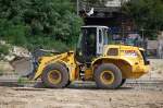 Der NEW HOLLAND W130B Radlader der SLG Spitzke Logistik am 14.08.13 im Einsatz Gro�baustelle Berlin-Ostkreuz.