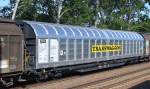 Noch recht frischer Großraum-Schiebewandwagen vom Einsteller Transwaggon eingestellt in der Schweiz mit der Nr.