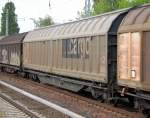 Ein Schiebewandwagen mit SBB Cargo Logo vom Wageneinsteller Transwaggon, eingestellt mit der Nr.