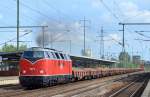 WFL LOK 20 (228 501-3) dampft mit Ganzzug Drehgestell-Flachwagen mit altem Gleisschotter beladen und WFL LOK 15 (202 822-3) hinten dran bei der Durchfahrt Bhf.