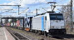 RTB CARGO GmbH, Düren [D] mit der geleasten Railpool Lok  186 530-2  [NVR-Nummer: 91 80 6186 530-2 D-Rpool] und einem Containerzug am 01.04.25 Höhe Bahnhof Niederndodeleben.