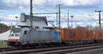 Railpool GmbH, München [D]  mit ihrer  186 284  [NVR-Nummer: 91 80 6186 284-6 D-Rpool], aktueller Leasingnehmer unbekannt, mit einem Containerzug am 01.04.25 Höhe Magdeburg Hbf.