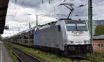Crossrail Benelux N.V., Boom [B] mit der geleasten Railpool Lok  186 458-6  [NVR-Nummer: 91 80 6186 458-6 D-Rpool] und einem PKW-Transportzug (fabrikneue Toyota + Lexus Modelle) am 11.09.25 Höhe