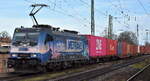 METRANS Rail s.r.o., Praha-Uhříněves [CZ] mit der geleasten Railpool Lok  186 534-4  [NVR-Nummer: 91 80 6186 534-4 D-Rpool] und einem Containerzug am 08.12.25 Höhe Bahnhof