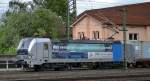 Die durch Werbung auffallende Railpool Siemens Vectron 193 806-7 (91 80 6193 806-7 D-Rpool, Siemens Bj.2011) für EVB/MWB tätig mit Containerzug am 09.05.14 Durchfahrt Bhf.